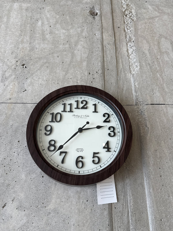 პლასტმასის კედლის საათი