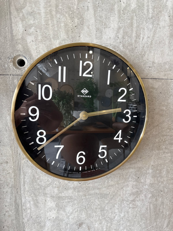 პლასტმასის კედლის საათი