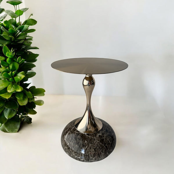 ჟურნალის მაგიდა.