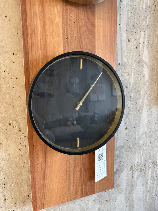 პლასტმასის კედლის საათი