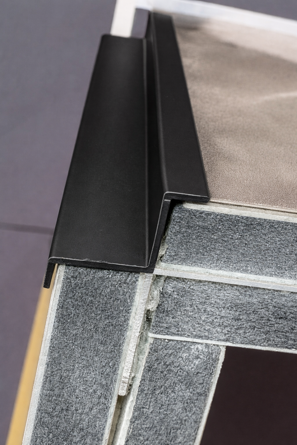 გარე კუთხე გრადუსით შავი