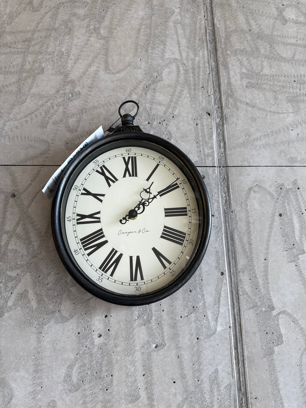 პლასტმასის კედლის საათი